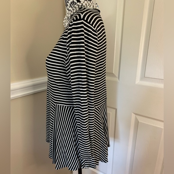 CeCe, Women’s black & white flair too/ long sleeves. Size Lg. - Picture 5 of 11